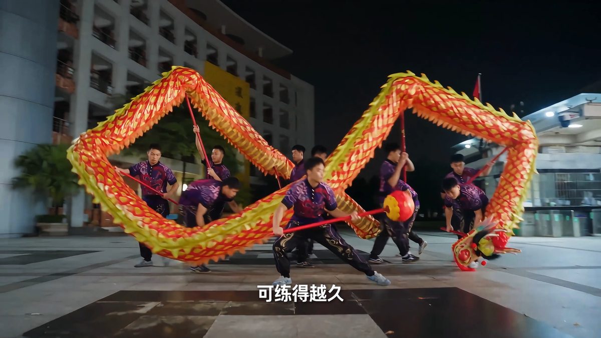 《龙魂》AI创意视频画面:舞龙动作与人物表演的视觉呈现